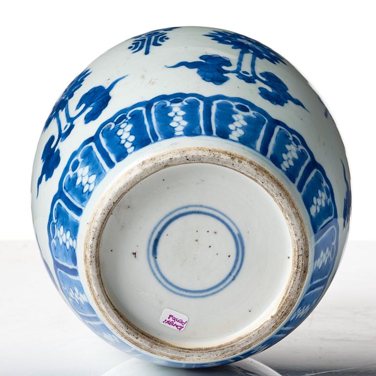 A blue and white jar, Qing dynasty, Kangxi (1662-1722).