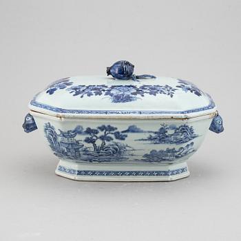 A blue and white tureen with cover, Qing dynasty, Qianlong (1736-95).