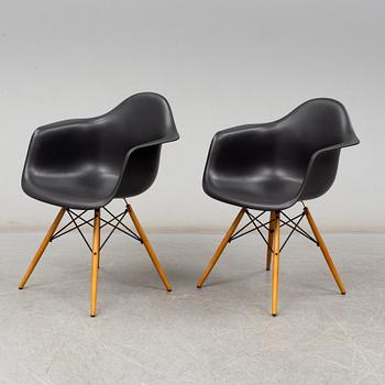 CHARLES & RAY EAMES, karmstolar, 1 par, "DAW", Vitra, 2017.