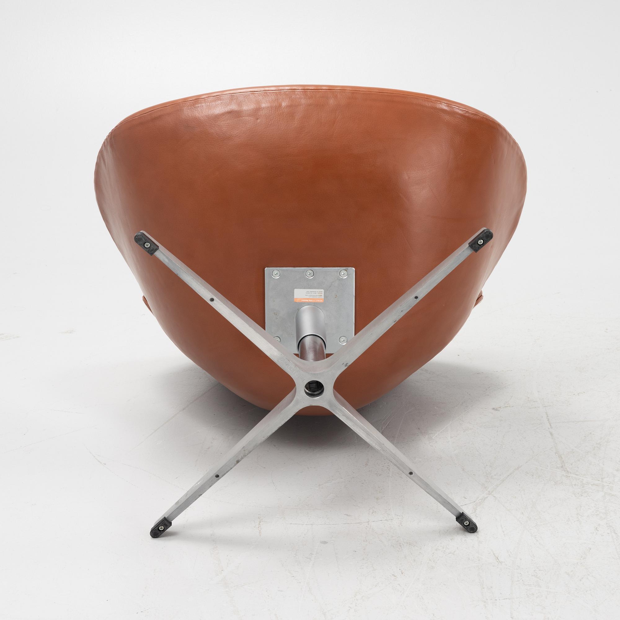 Arne Jacobsen, fåtölj, "Svanen", Fritz Hansen, Danmark, 2007.