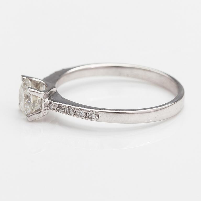A 14K white gold ring with brilliant-cut diamonds ca. 0.60 ct in total.