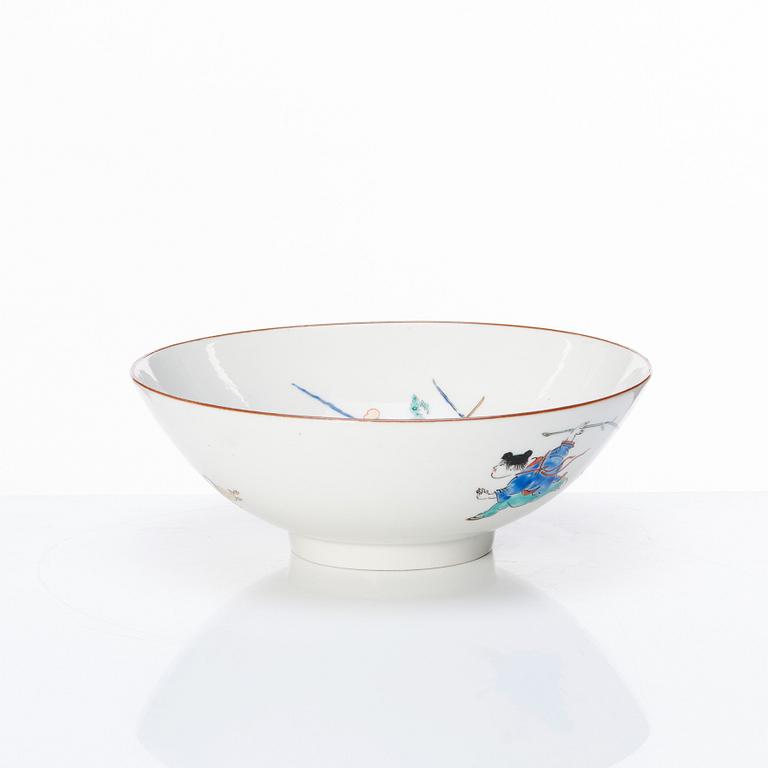 A Japanese Kakiemon dish, Edo period (1603-1868).