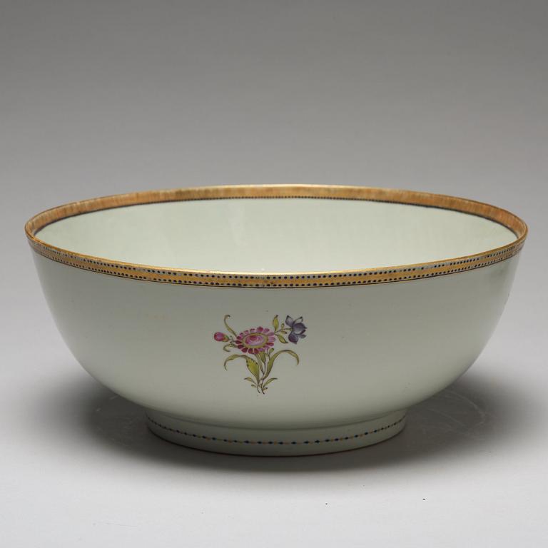 A pair of famille rose punch bowls, Qing dynasty, 18th Century.