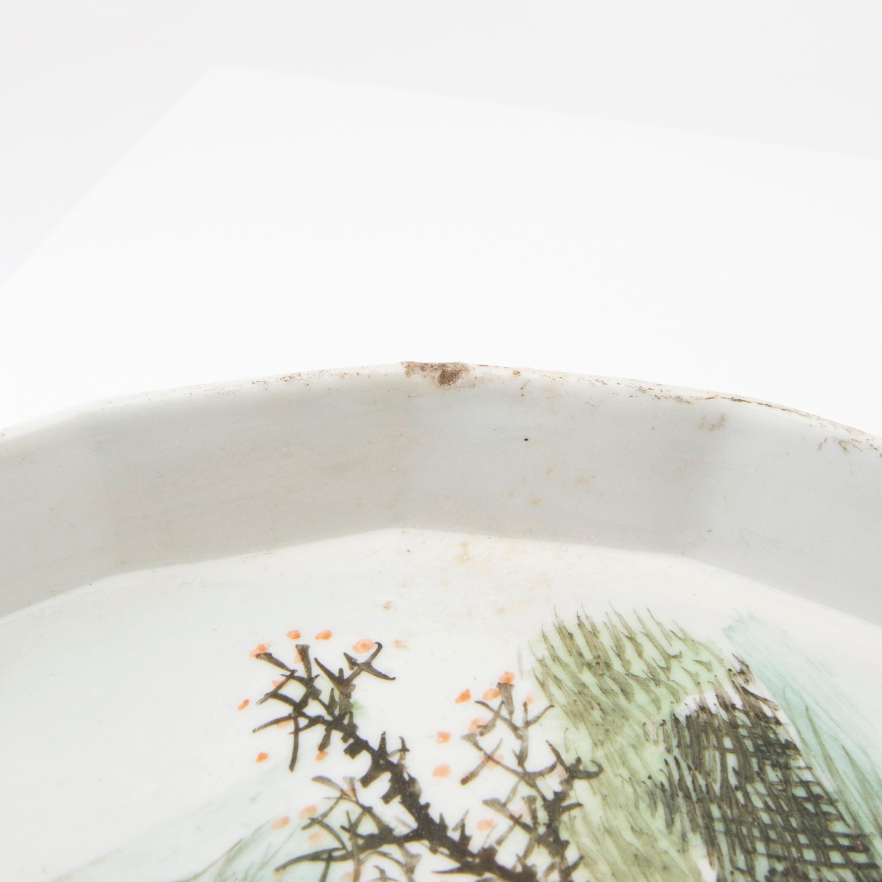 A set with two enamelled Chinese porcelain dishes, 20th century.