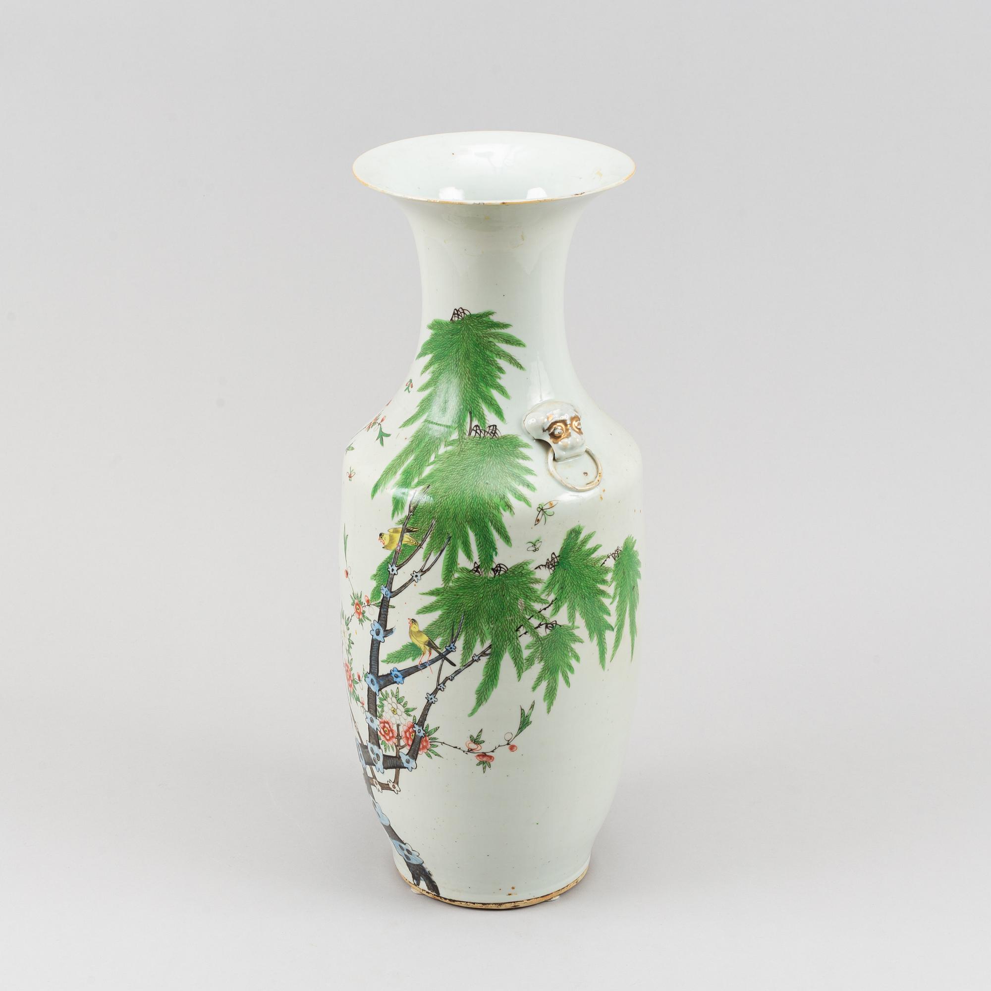 A Chinese vase, 20th Century.