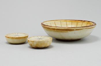 SKÅL samt LJUSSTAKAR, ett par, stengods, "Miranda", Gertrud Lönegren, Rörstrand, 1930-/40-tal.