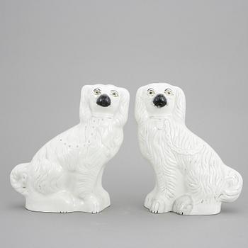 FIGURINER ett par, flintgods, Staffordshire, England, 1900-talets första hälft.,