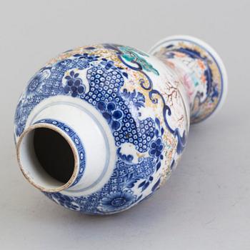 A mandarin porcelain vase, Qing dynasty, Qianlong (1736-95).