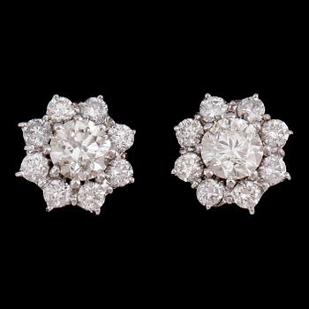 ÖRHÄNGEN, 1 par, 18 k vitguld, briljantslipade diamanter tot 3.52 ct.