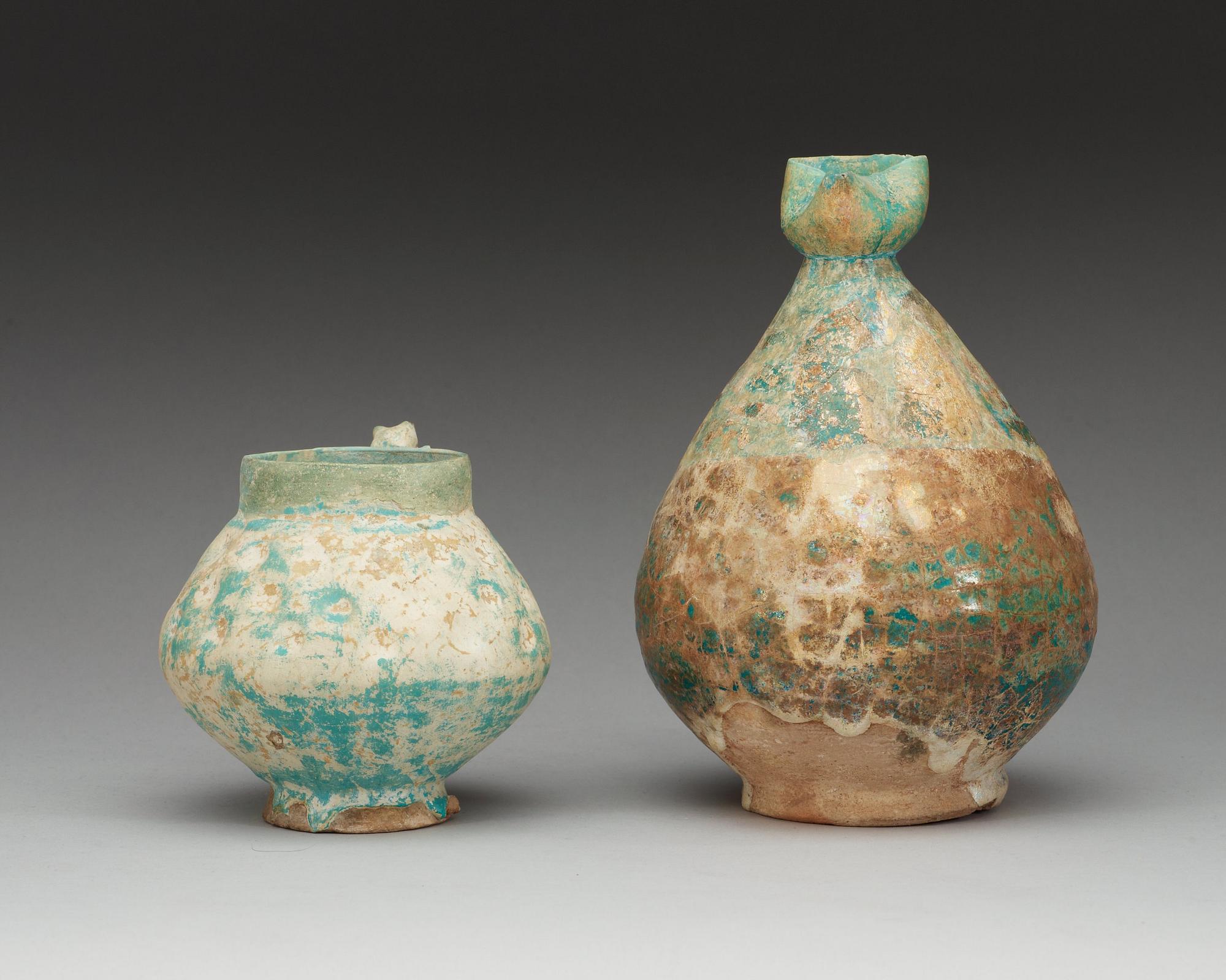 KANNA och MUGG. Höjd 23,5 respektive 13,5 cm. Iran 1100-1200-tal. Kannan från Seljuk-perioden, muggen från Keshan.