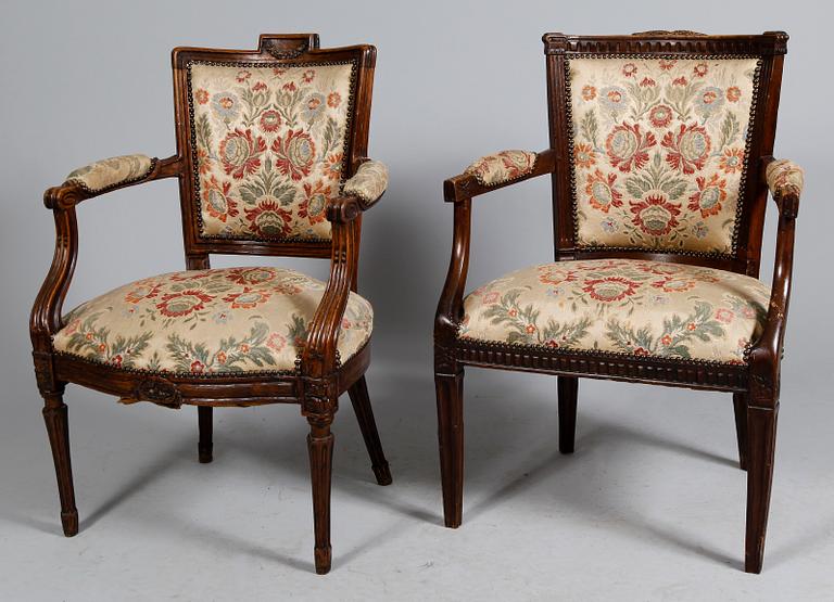 KARMSTOLAR, 2 st snarlika, gustaviansk stil, 1800-tal.