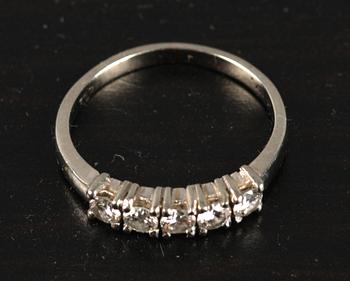 RING, 18 K vitguld med 5 briljantslipade diamanter, tot 0.41 ct enl gravyr.