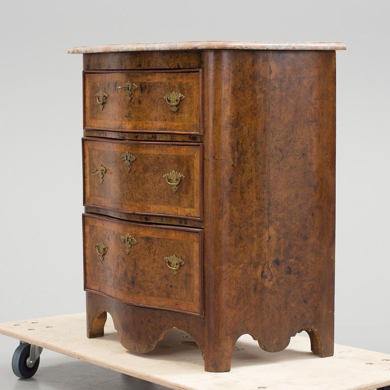 A ca 1900 chest of drawers.