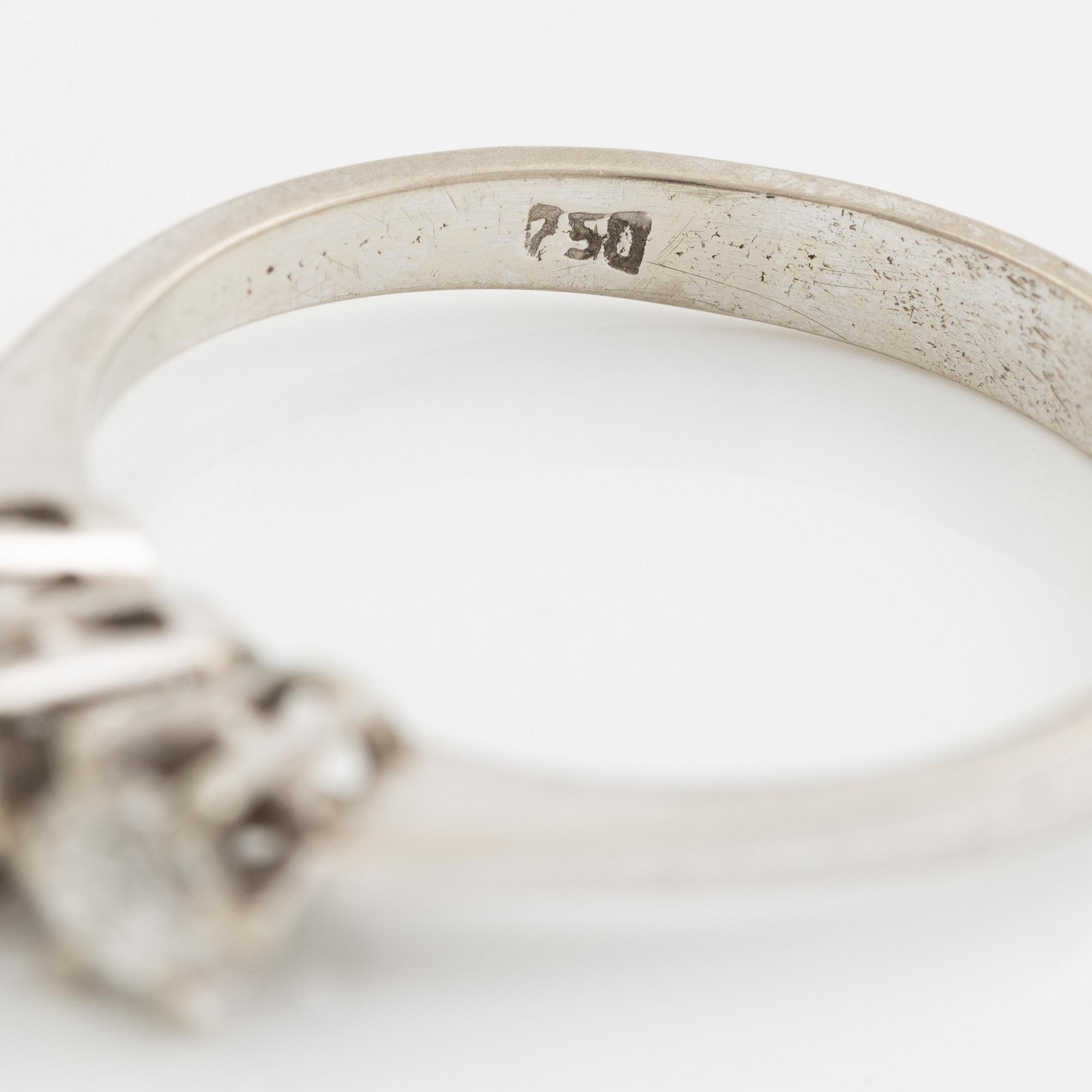 Ring, 18K vitguld med tre gammalslipade diamanter.