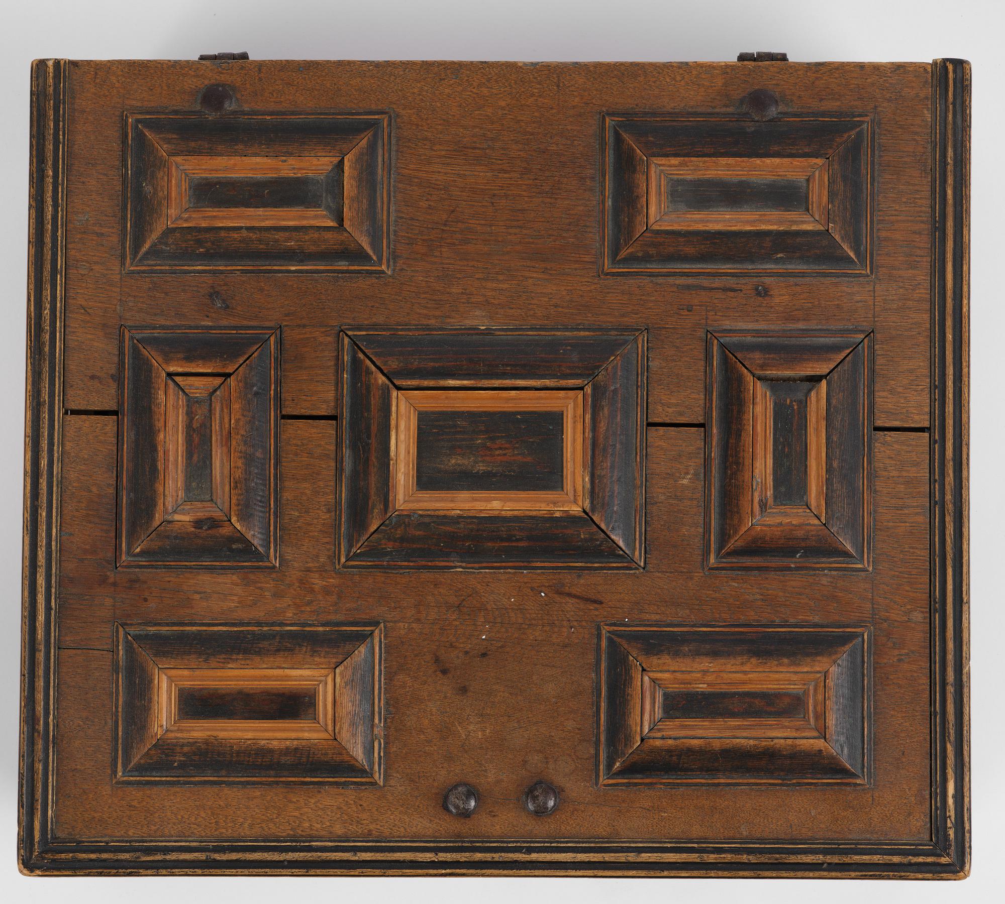 Schatull på benställning av Bruno Mathsson, Firma Karl Mathsson, Värnamo, 1933, samt 1700-tal.