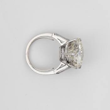 RING med briljantslipad diamant ca 8.87 ct. Kvalitet ca M-O (Cape)/VVS1. Flankerad av två baguetteslipade diamanter.