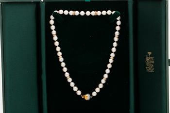 PEARL NECKLACe, cultured pearls 7,5-8 mm, clasp 18K gold diamonds and spacers 18K gold and diamonds 0,60 ct in total.