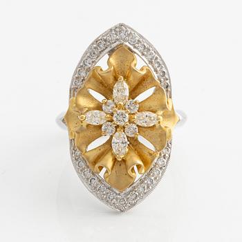 Ring 18K guld med runda- och navetteformade briljantslipade diamanter.