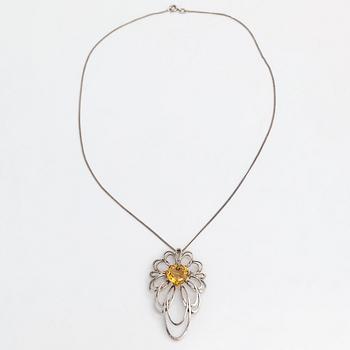 Oskar Pihl, Lucia kaulakoru/risti, 2-osainen, hopeaa ja sitriini. Tillander, Helsinki 1951.