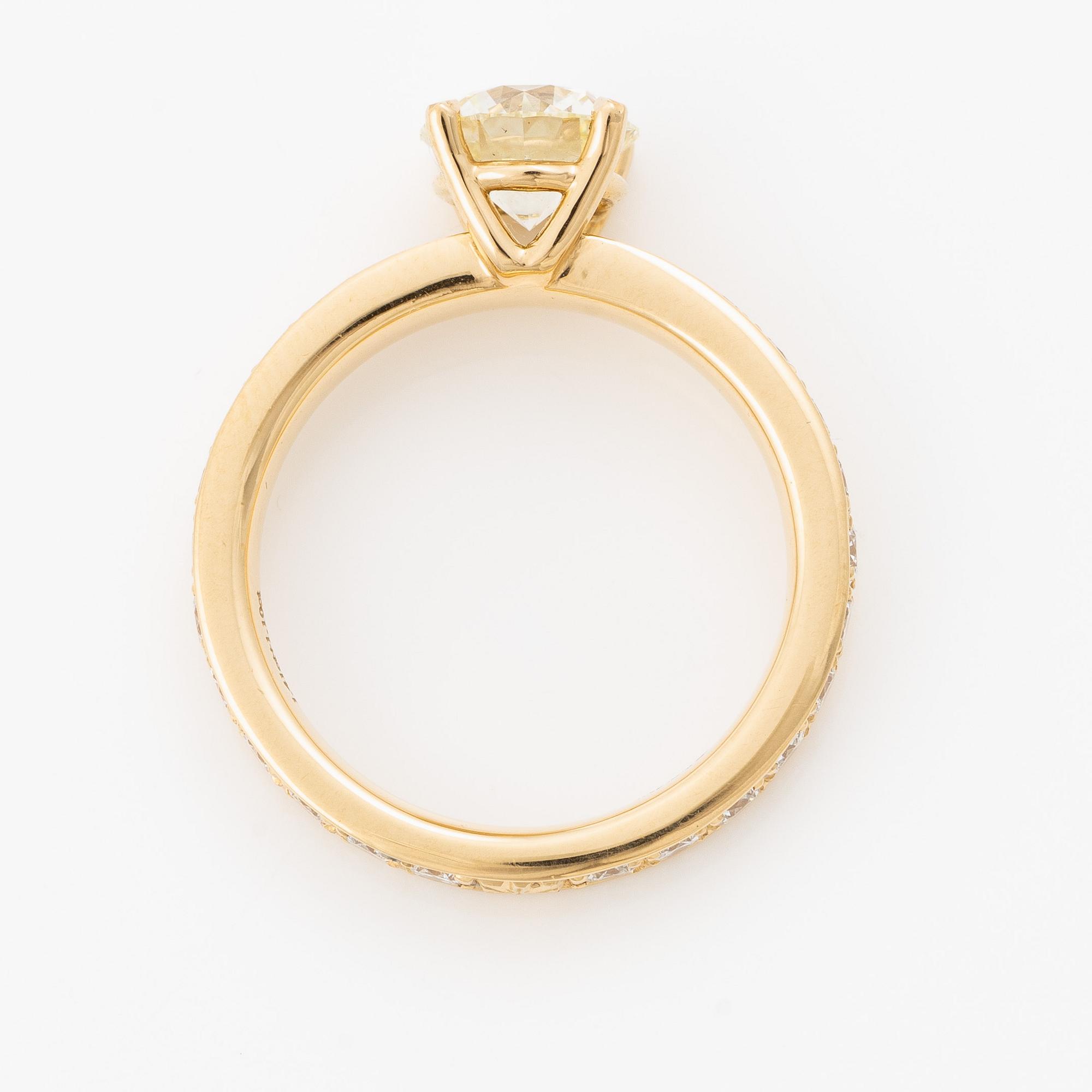 Ring 18K gold with brilliant-cut diamonds.