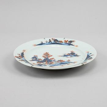 An imari dish and an imari bowl, Qing dynasty, Qianlong (1736-95).