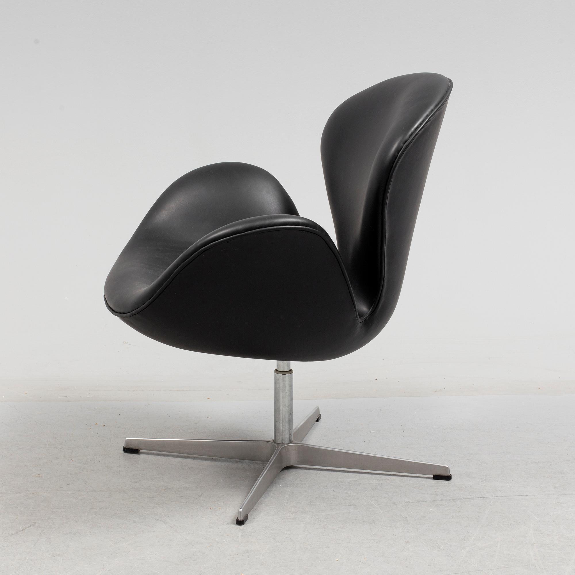 A "Swan" chair by Arne Jacobsen for Fritz Hansen, 2001.