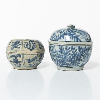 Two Chinese blue and white porcelain boxes, Ming dynasty.