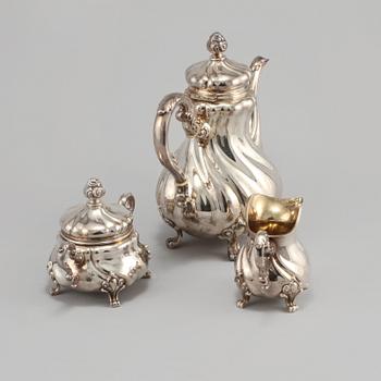 KAFFESERVIS, tre delar, silver, nyrokokostil, 1900-talets mitt, vikt 1177 gram.