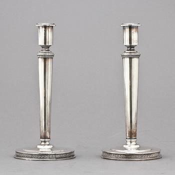 LJUSSTAKAR, ett par, silver, W A Bolin, Stockholm, 1949 och 1951. Tot. v. 616 g.
