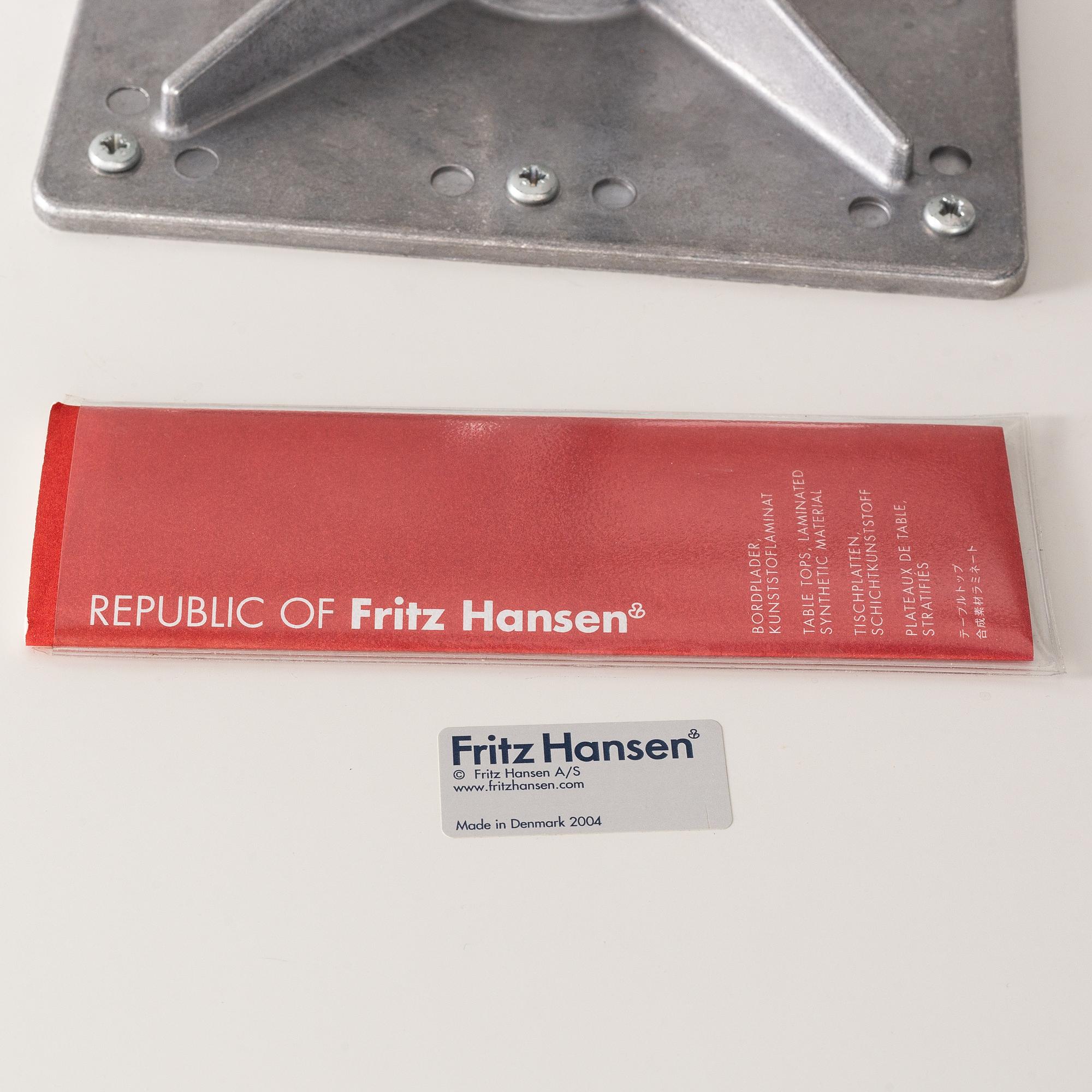 Arne Jacobsen, Piet Hein, Bruno Mathsson, bord, "Cirkulär", Fritz Hansen, 2004, formgivet 1968.