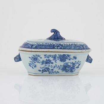 A blue and white tureen with cover, Qing dynasty, Qianlong (1736-95).