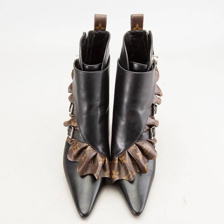 LOUIS VUITTON, ankle boots, Janet, monogram and black leather, original box, dustbags and invoice, storlek 39.