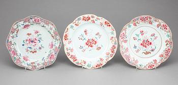 TALLRIKAR, 12 st snarlika, porslin, Qingdynastin Qianlong (1736-95).