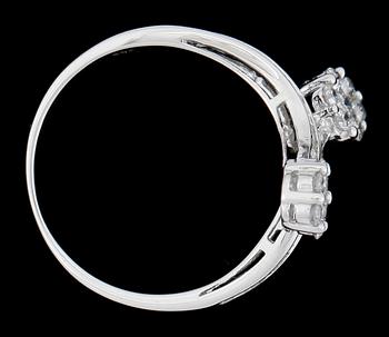 RING, 18k vitguld med diamanter. Vikt 2g.