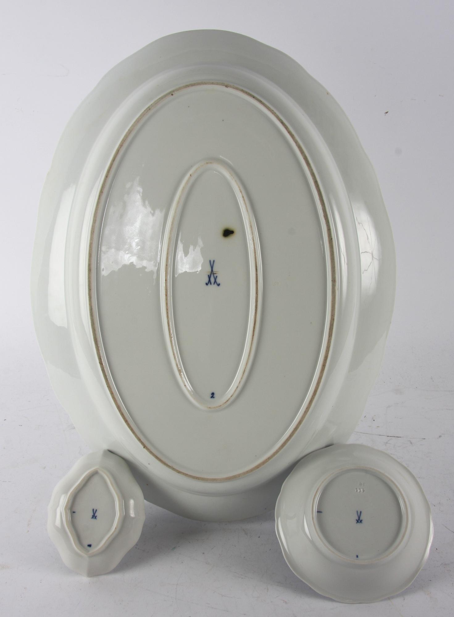 STEKFAT OCH SKÅLFAT, 3 delar, porslin, Meissen, "lökmönstrad".