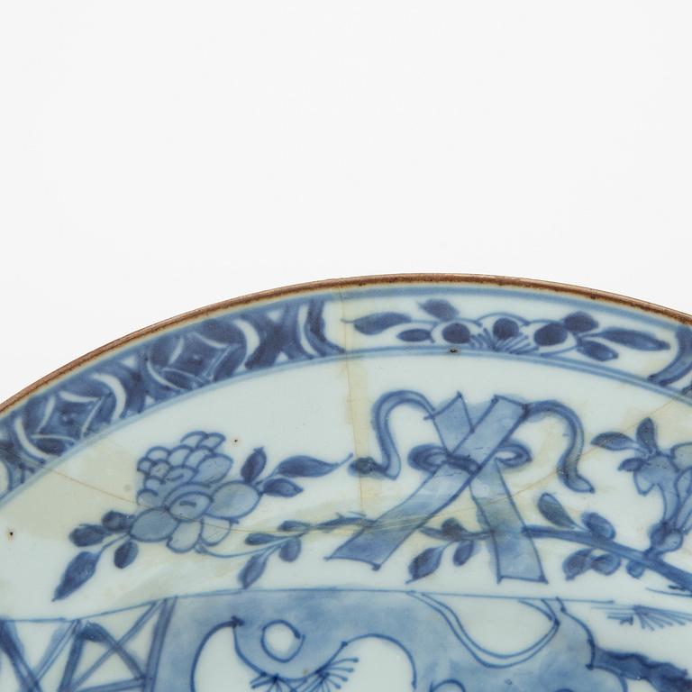 Fat, 2 pieces of 18th-century Chinese porcelain.