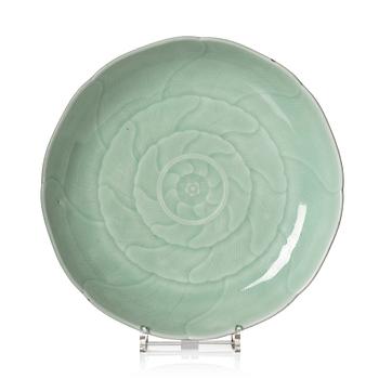 1082. A large celdon glazed dish, Qing dynasty, 19th century.