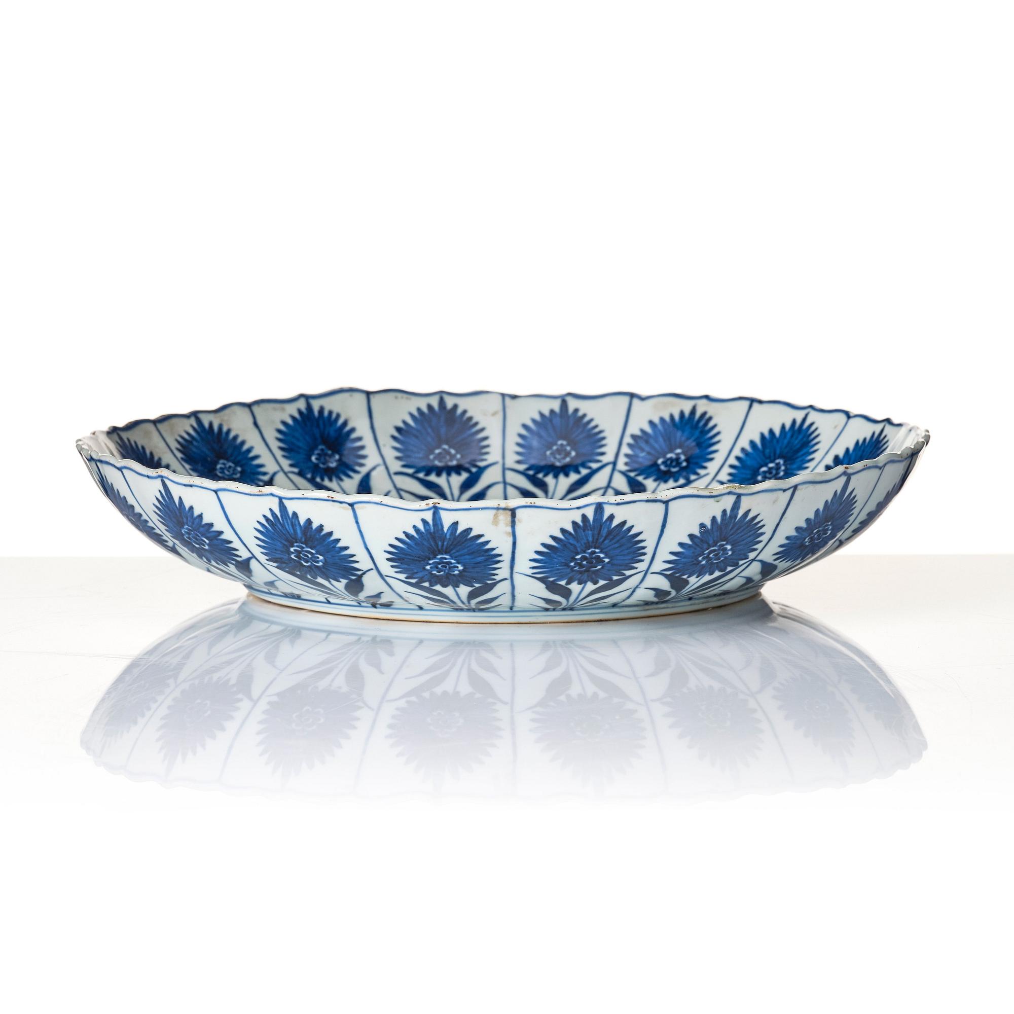 A blue and white 'Aster dish', Qing dynasty, Kangxi (1662-1722).