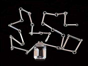 HÄNGSMYCKE, sterling silver med bergkristall. Wiwen Nilsson, Lund, 1946. Vikt 36 g.