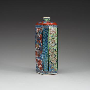 An clobbered bottle, Qing dynasty, Kangxi (1662-1722).