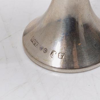 Skål, bägare, borste, kam, ett par saltkar samt 6 st fat, silver.