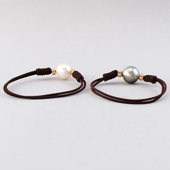 BRACELETS, 2 pcs, cultured pearls, 18K gold. Suarez, Spain.