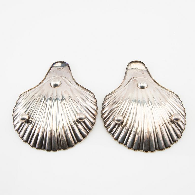 CG Hallberg shell-shaped dishes, a pair of silver, Stockholm 1915, accompanied by a bowl of nickel silver.