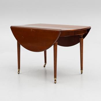 A mahogany veneer dining table, first half of the 20th Century.