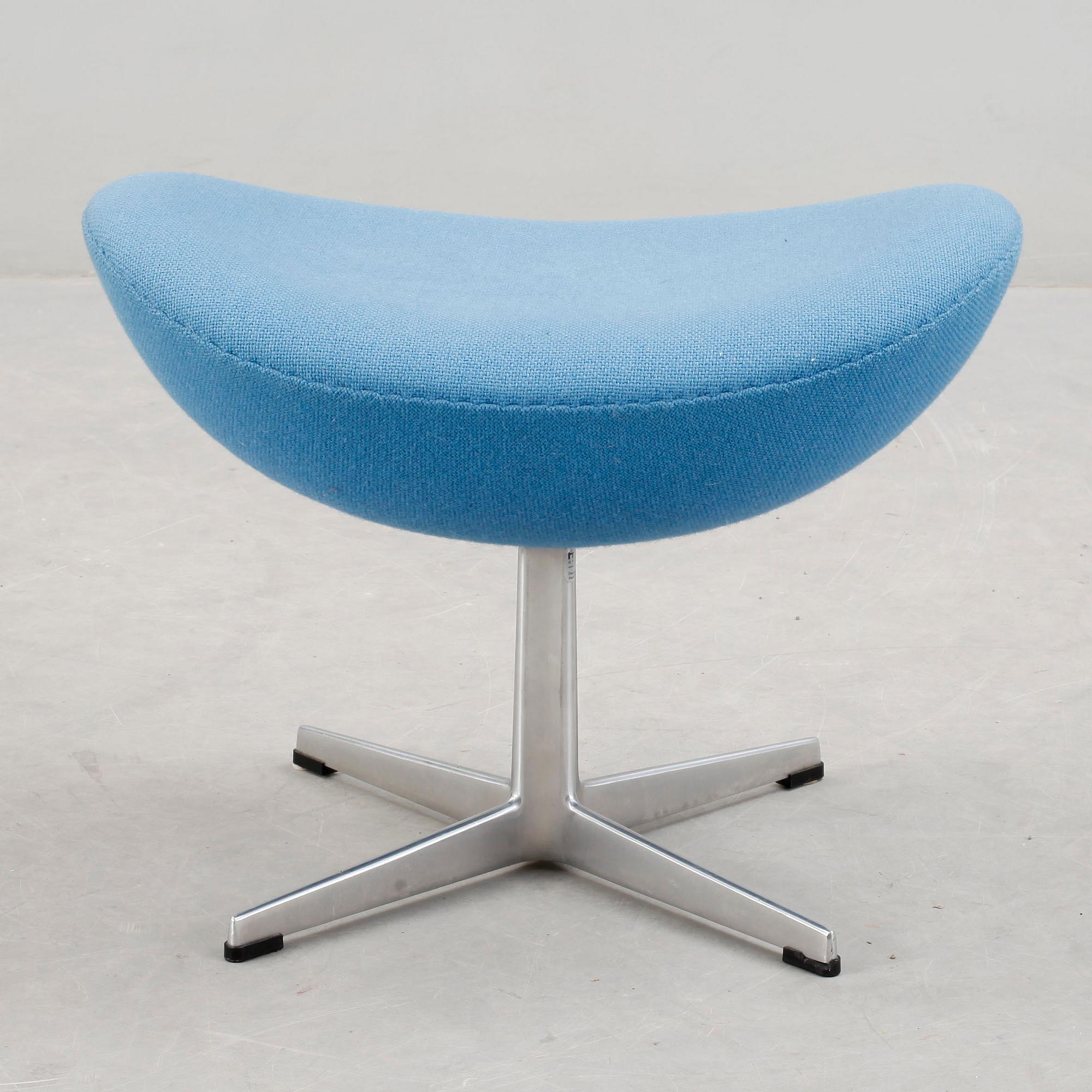 FOTPALL, "Ägget", Arne Jacobsen, Fritz Hansen, 2002.