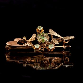 BROSCH, 14 K guld samt demantoidgranater, ryska stämplar. Vikt 5,1 g.