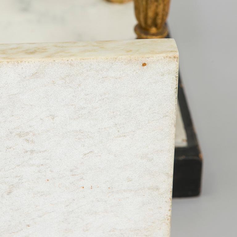 Jonas Frisk, Konsolipöytä, signeerattu J Frisk (toiminut 1805 - 1824), Tukholman hallileima, epäselvä vuosi. Myöhäiskustavilainen.