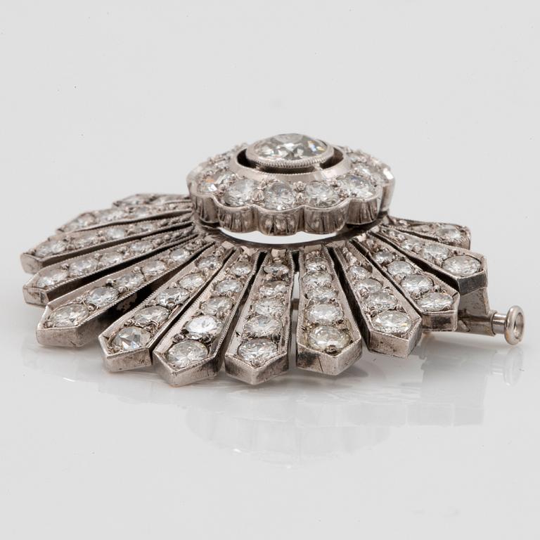 A 14K gold brooch set with round brilliant- and old-cut diamonds.