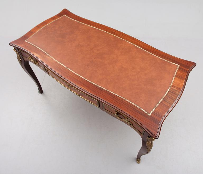 SKRIVBORD, rokokostil, 1900-talets andra hälft.