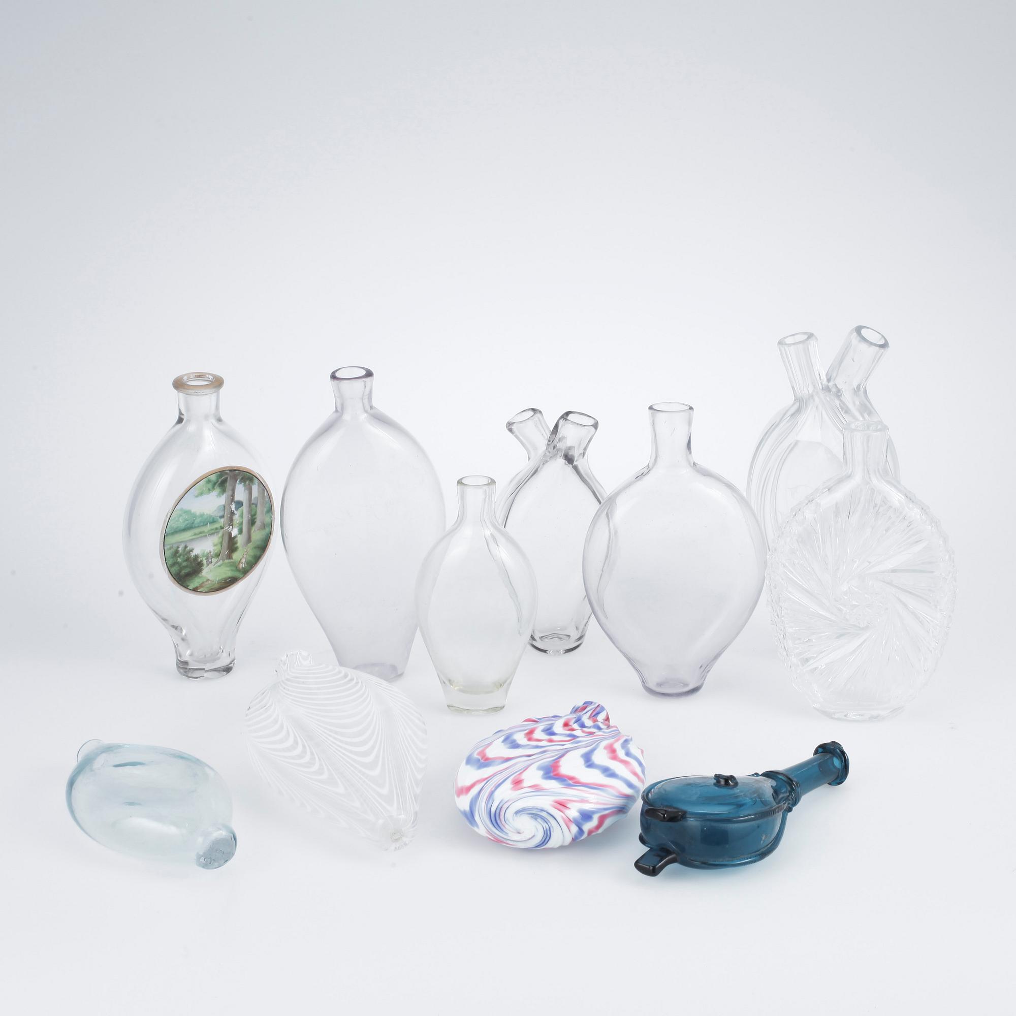 PARTI GLASFLASKOR SAMT PLUNTOR, 11 st, 1800-1900-tal.